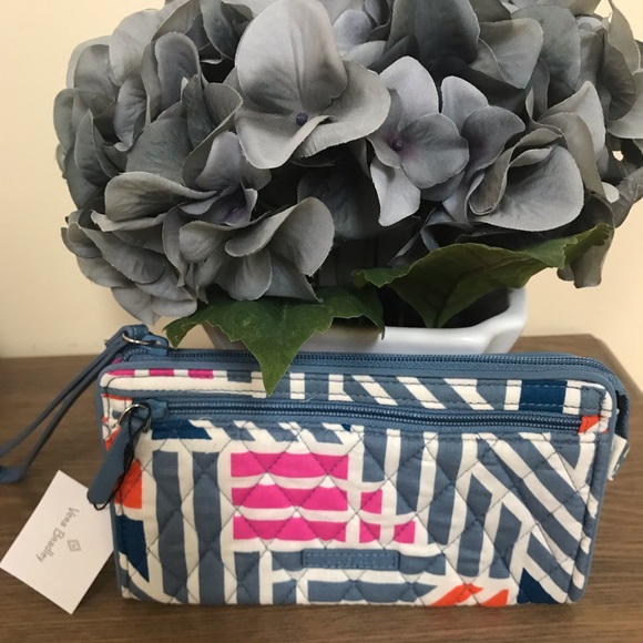 LAST 1🔥Vera Bradley RFID Front Zip Wristlet Geo - Picture 1 of 7